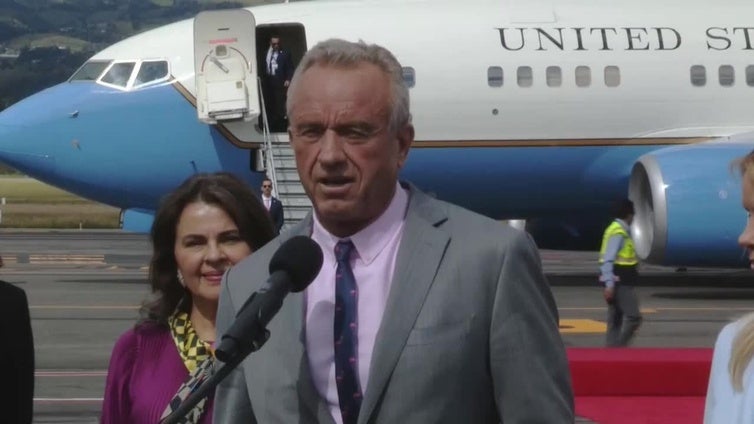 Robert Kennedy Jr. expresa su alegría por asistir a la investidura de su "amigo" Noboa en Ecuador