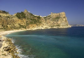 La playa de Alicante más popular de Instagram: aguas turquesas y una cueva marina oculta