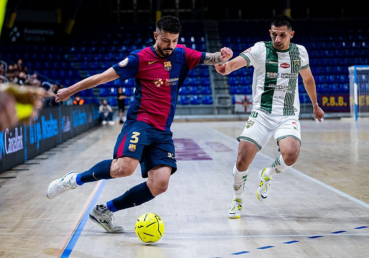 Arnaldo Báez persigue el balón durante el partido ante el Barcelona