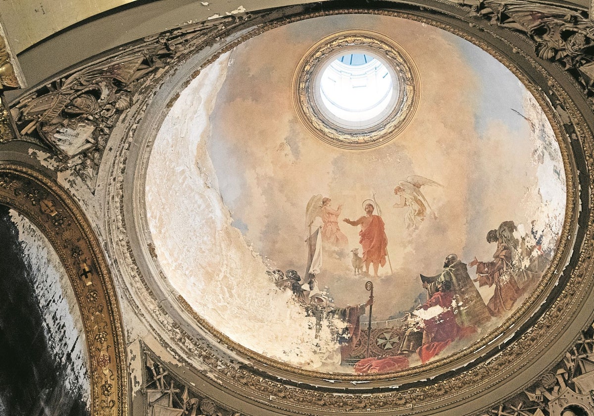 La cúpula de la capilla de Santiago, deteriorada por las humedades