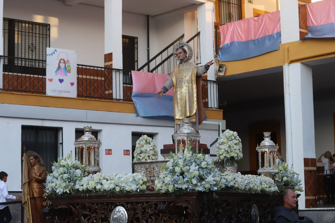 La procesión y la misa de María Auxiliadora de Córdoba, en imágenes