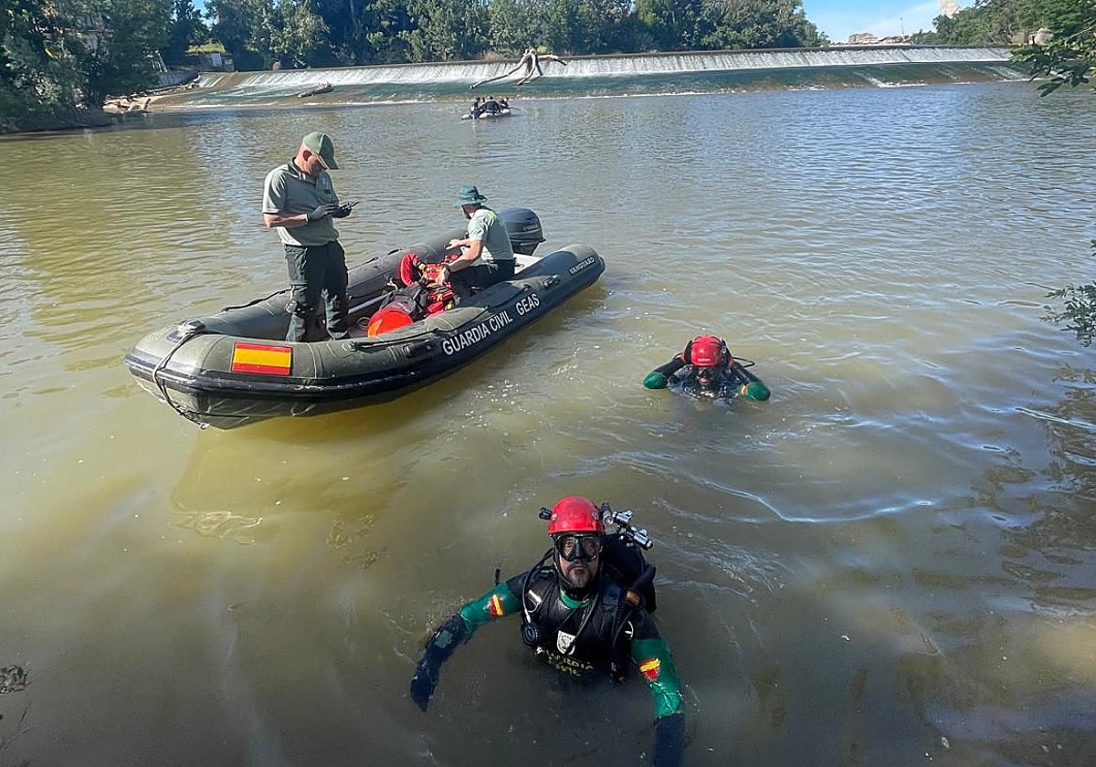 Efectivos de la Guardia Civil, durante la búsqueda del pescador en el río Pisuerga