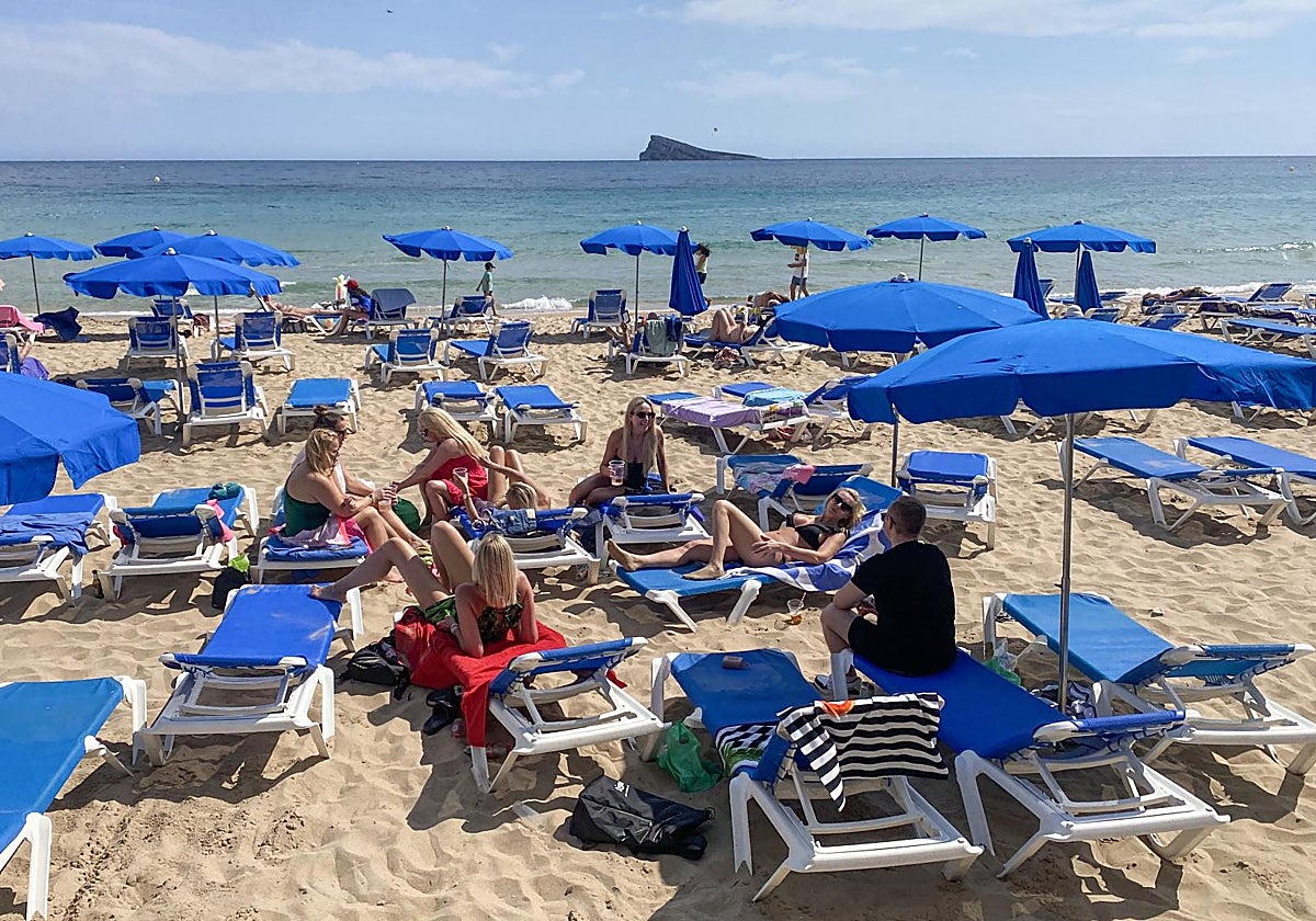 Turistas en la playa de Levante de Benidorm