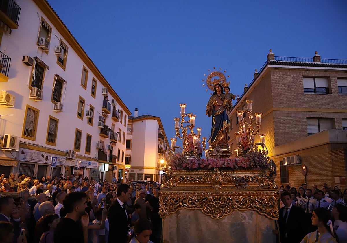 María Auxiliadora, sobre su paso procesional, que estrenó las jarras, este sábado, 24 de mayo
