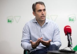 Casi 200 ediles y alcaldes apoyan la candidatura de Valero  con un proyecto que «busca reforzar IU desde la base»