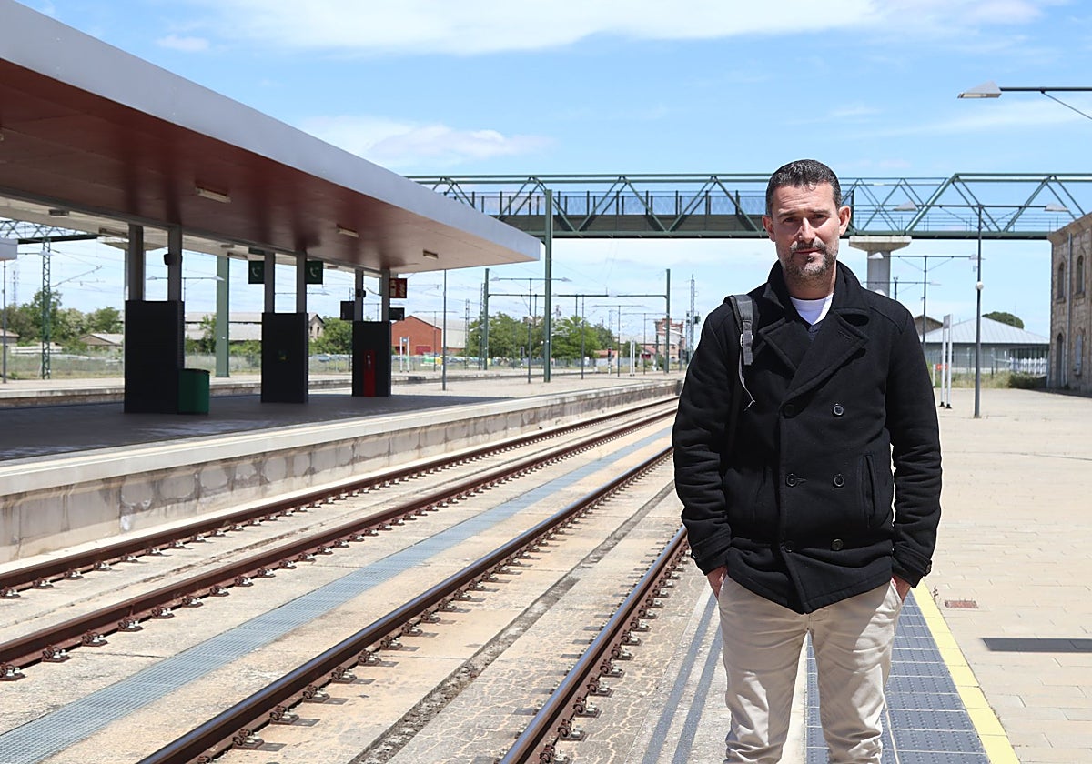 Rubén Largo, en la estación de tren de Zamora en la que coge el AVE hasta Sanabria