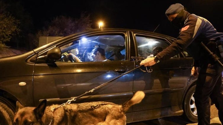 Alertan del riesgo de no poder multar el consumo de droga en coches aparcados: «¿Y si están junto a un colegio?»