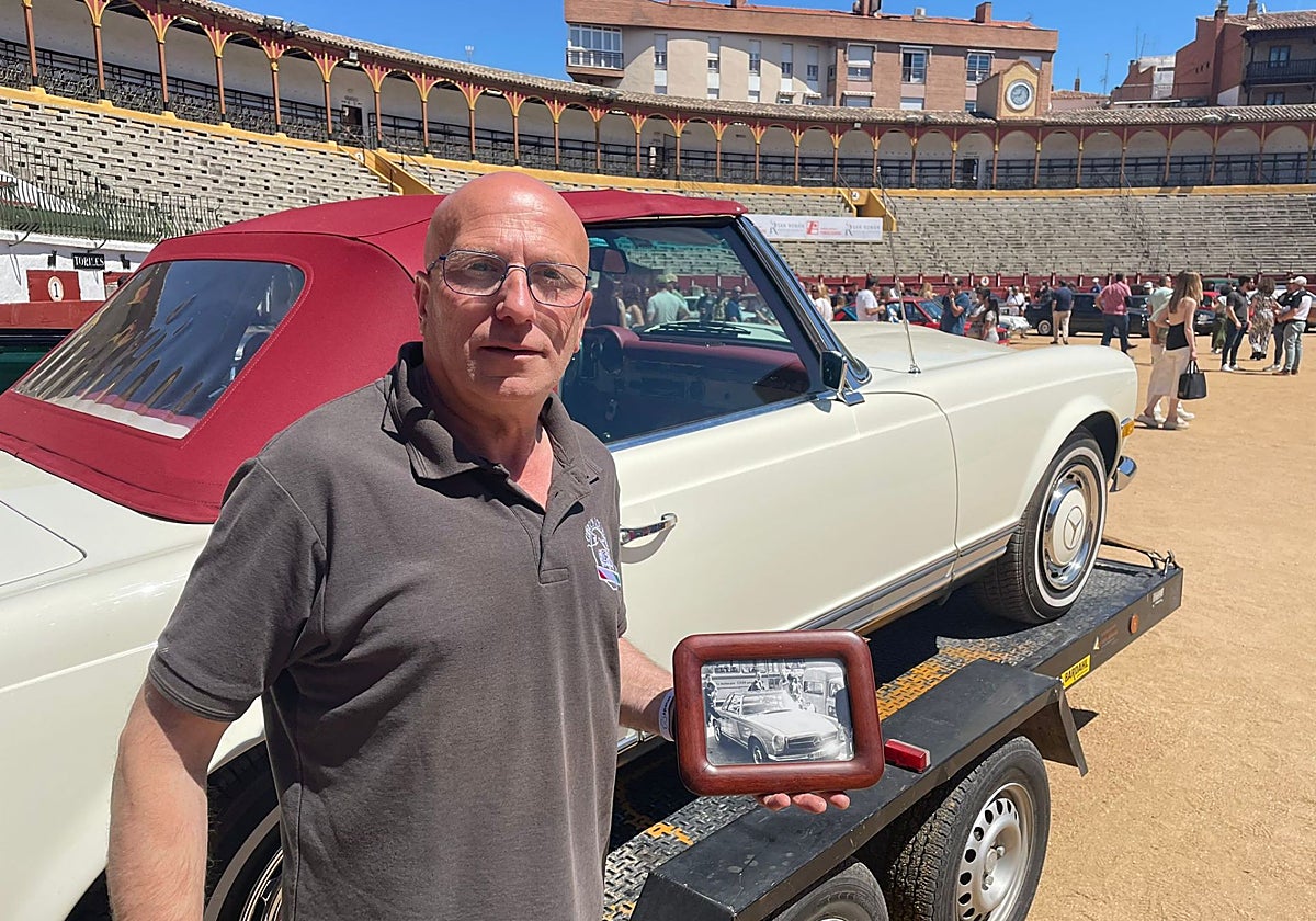 Manuel Valiente, presidente de la asociación Clásicos de Los Yébenes, con el famoso coche de Palomo Linares, y una fotografía antigua del torero con su descapotable