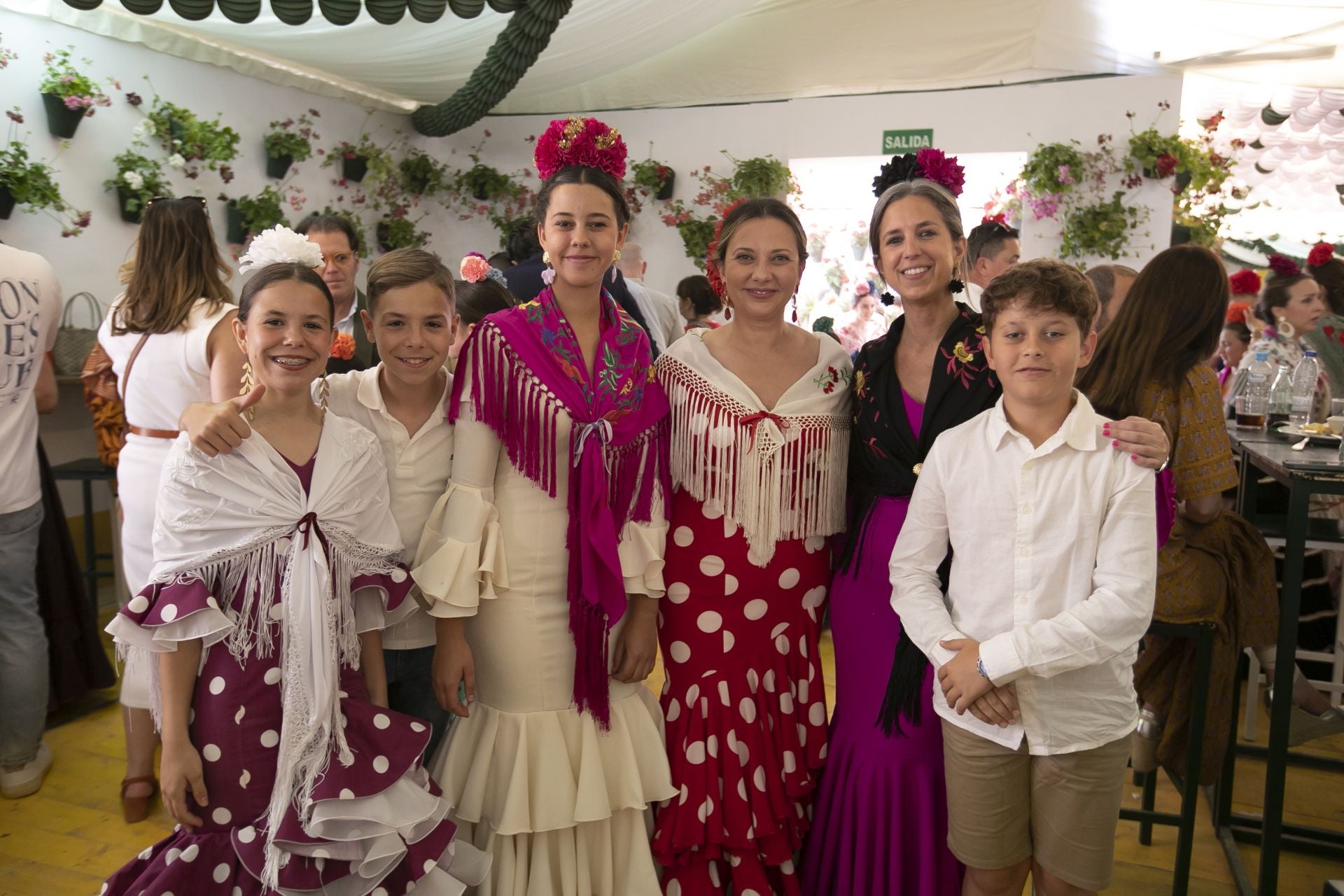 La alegría en las casetas del Domingo de la Feria de Córdoba, en imágenes