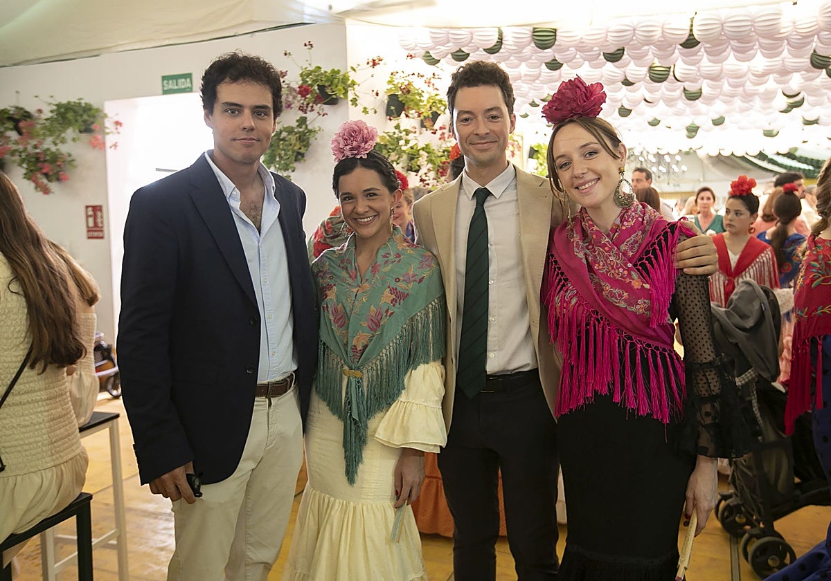 Cuatro jóvenes en la caseta del Real Círculo de la Amistad