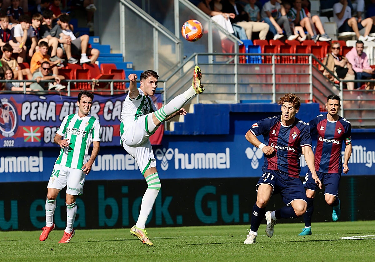 Álex Sala intenta controlar el balón durante el partido en Ipurúa