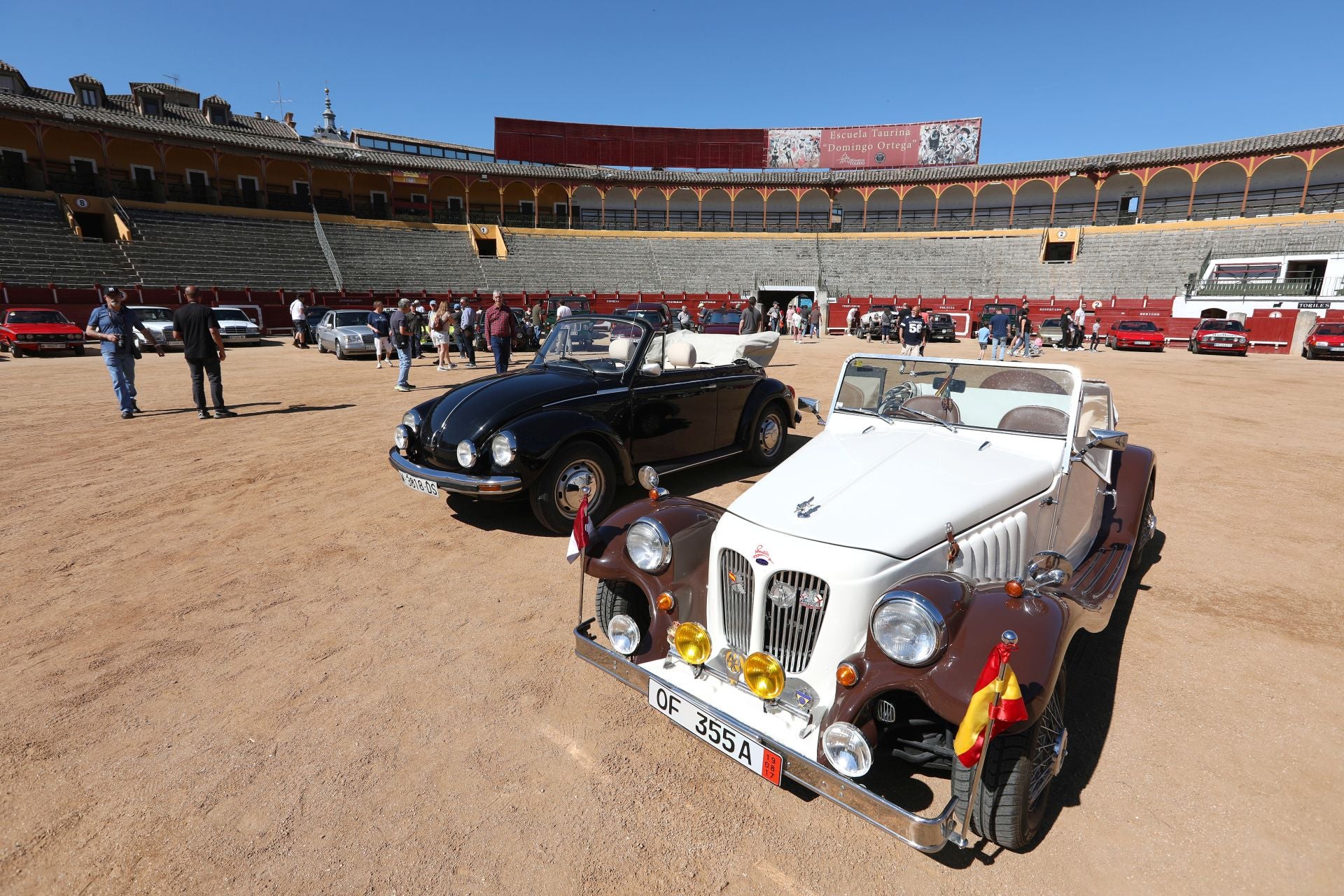 Más de cien coches clásicos se exhiben en Toledo a beneficio de Apanas
