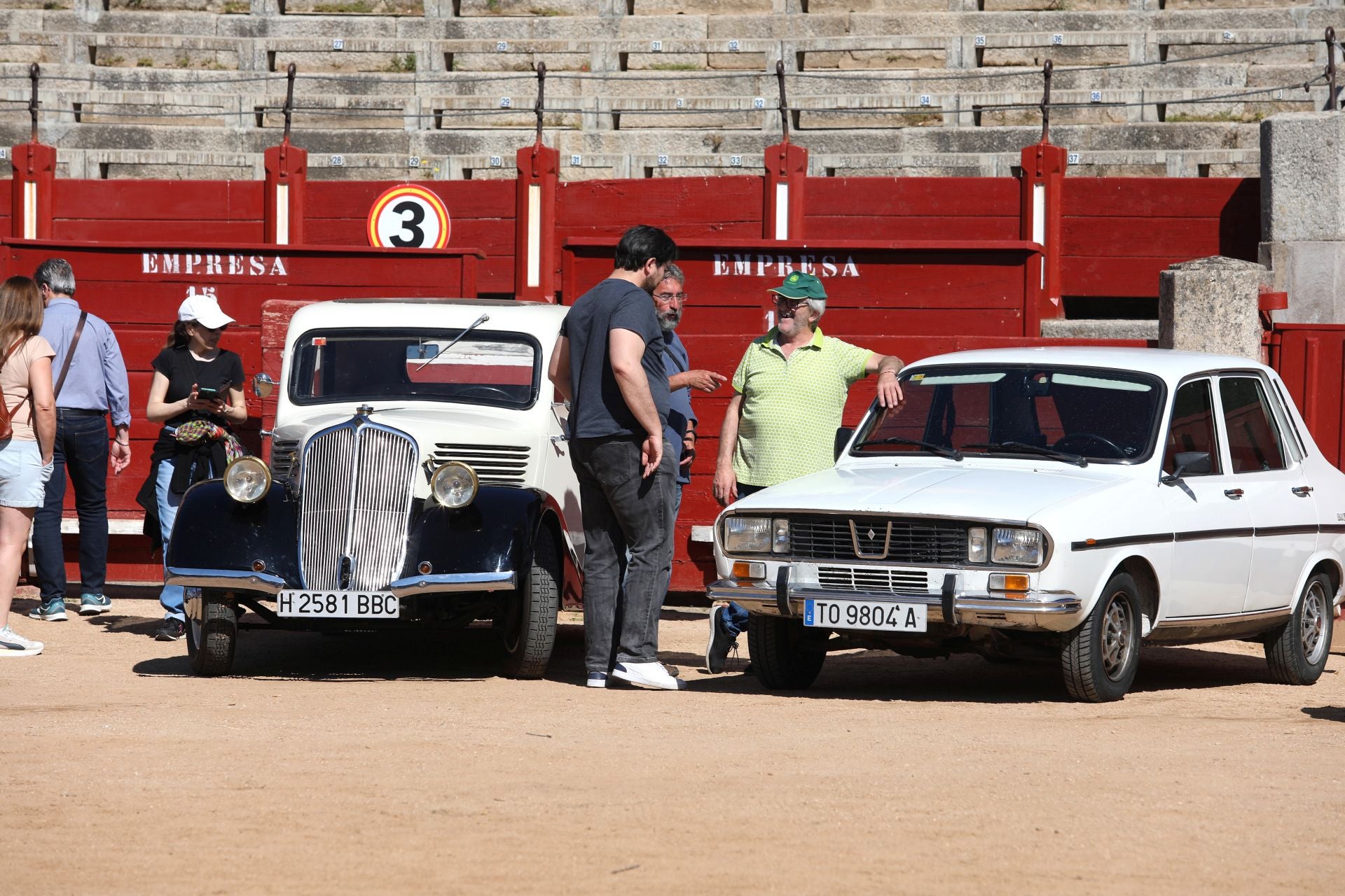Más de cien coches clásicos se exhiben en Toledo a beneficio de Apanas