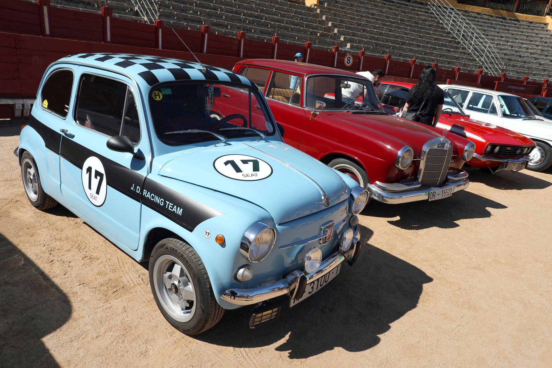 Más de cien coches clásicos se exhiben en Toledo a beneficio de Apanas