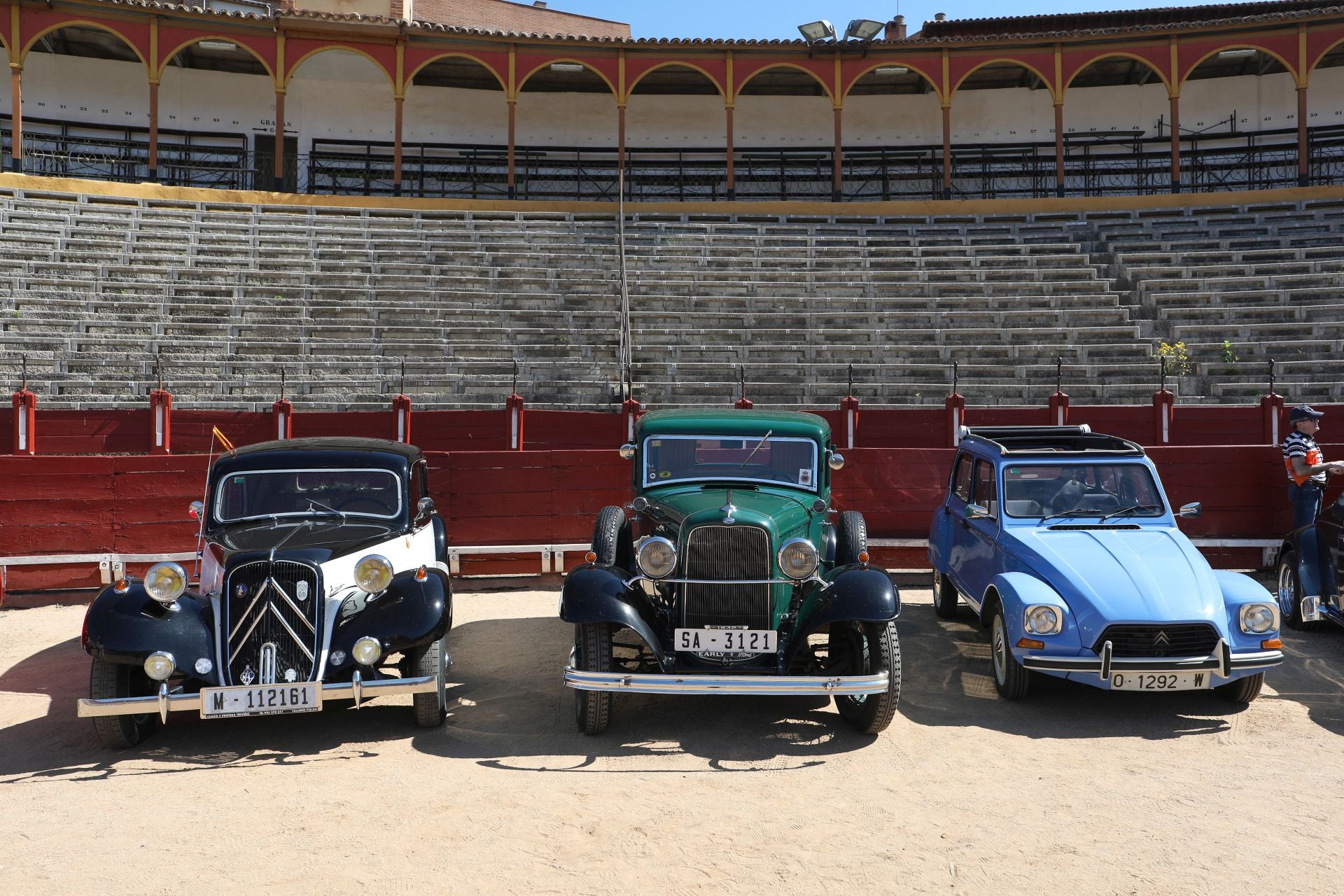 Más de cien coches clásicos se exhiben en Toledo a beneficio de Apanas