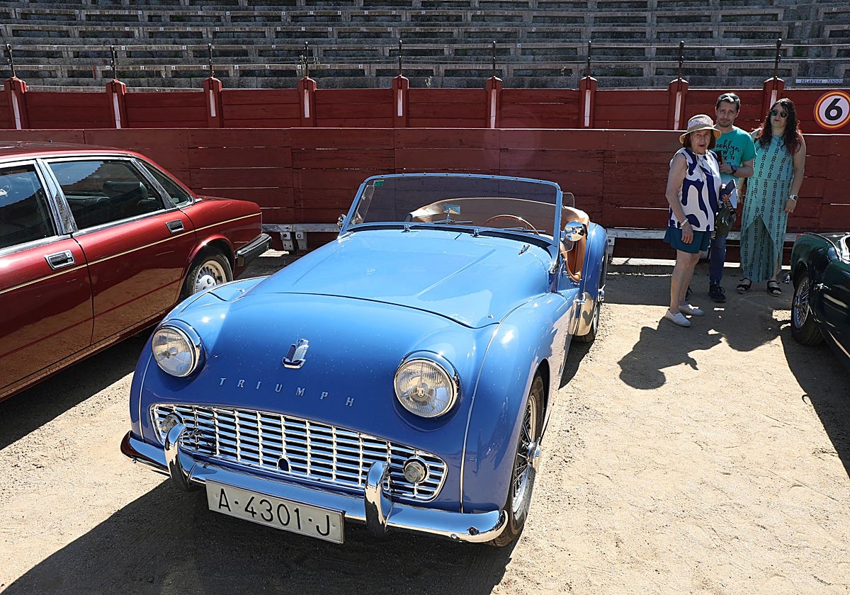Más de cien coches clásicos se exhiben en Toledo a beneficio de Apanas