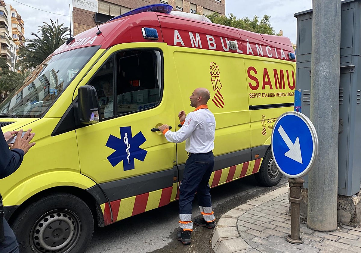 Imagen de archivo de una ambulancia del SAMU en Alicante