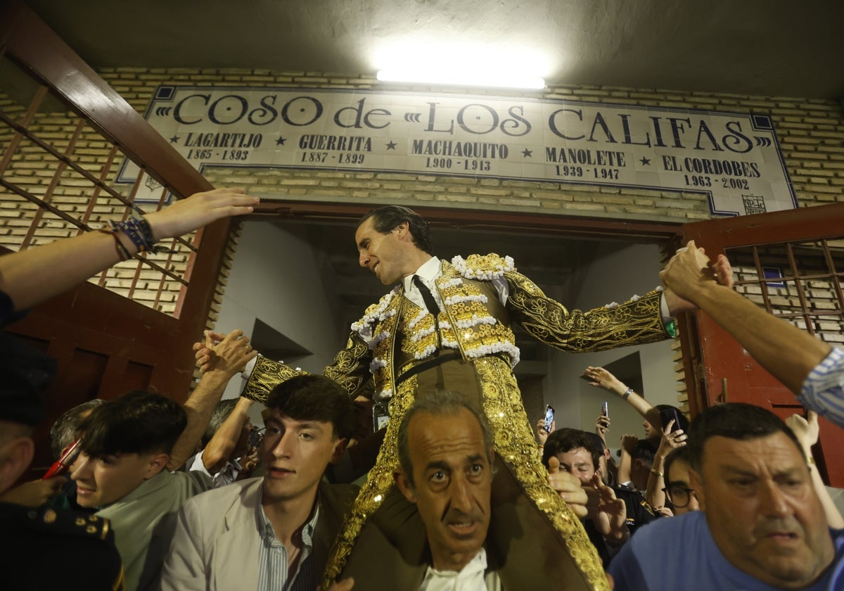 Juan Ortega cruza la Puerta de los Califas tras su triunfo en Córdoba