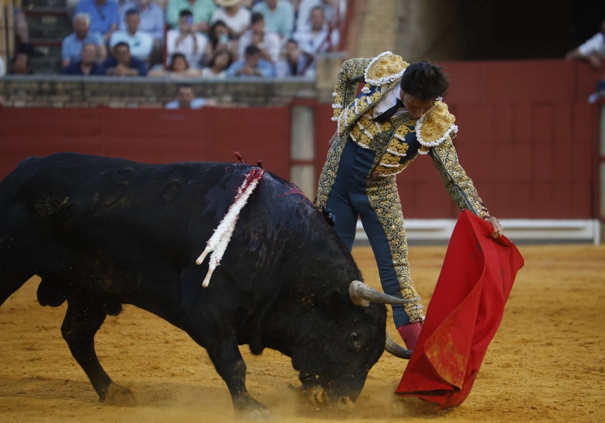 Roca Rey con la mano izquierda y de muleta a su primer toro
