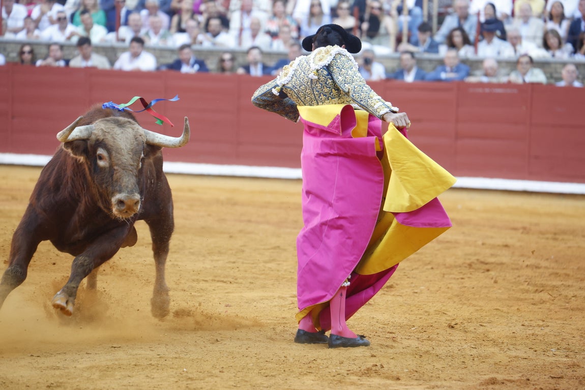 Ambiente de lujo y dos puertas grandes en la corrida de la Feria de Córdoba, en imágenes