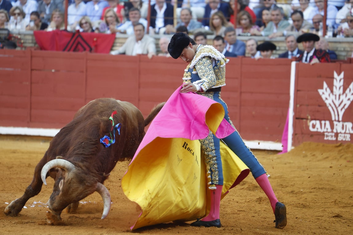 Ambiente de lujo y dos puertas grandes en la corrida de la Feria de Córdoba, en imágenes