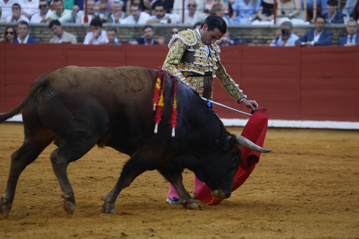 Ambiente de lujo y dos puertas grandes en la corrida de la Feria de Córdoba, en imágenes