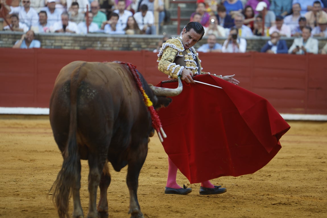 Ambiente de lujo y dos puertas grandes en la corrida de la Feria de Córdoba, en imágenes