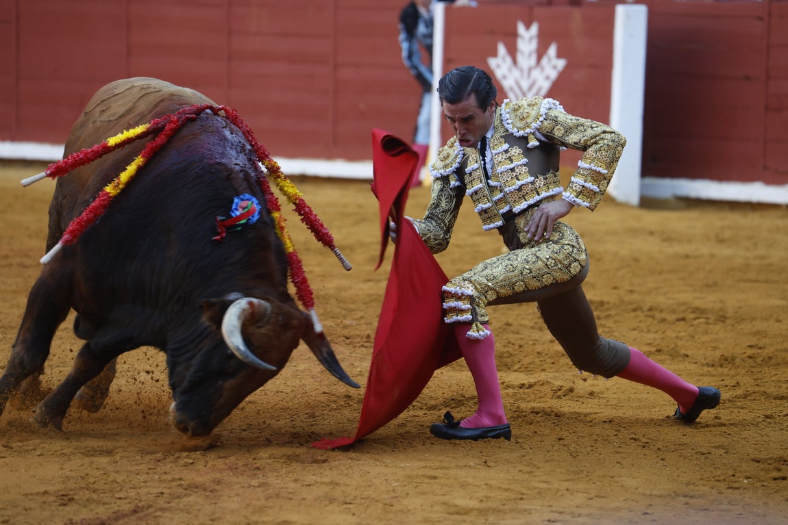 Ambiente de lujo y dos puertas grandes en la corrida de la Feria de Córdoba, en imágenes
