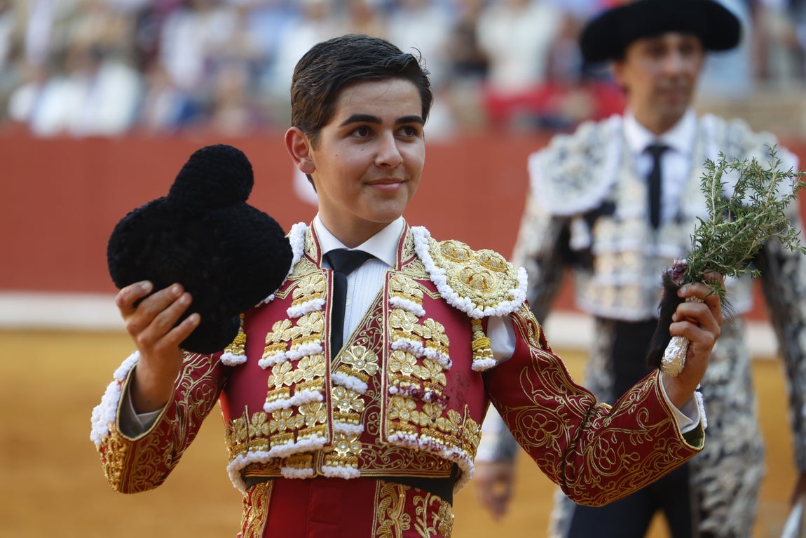 Ambiente de lujo y dos puertas grandes en la corrida de la Feria de Córdoba, en imágenes
