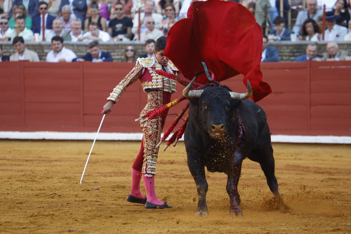 Ambiente de lujo y dos puertas grandes en la corrida de la Feria de Córdoba, en imágenes