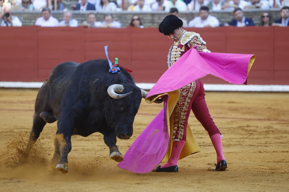 Ambiente de lujo y dos puertas grandes en la corrida de la Feria de Córdoba, en imágenes