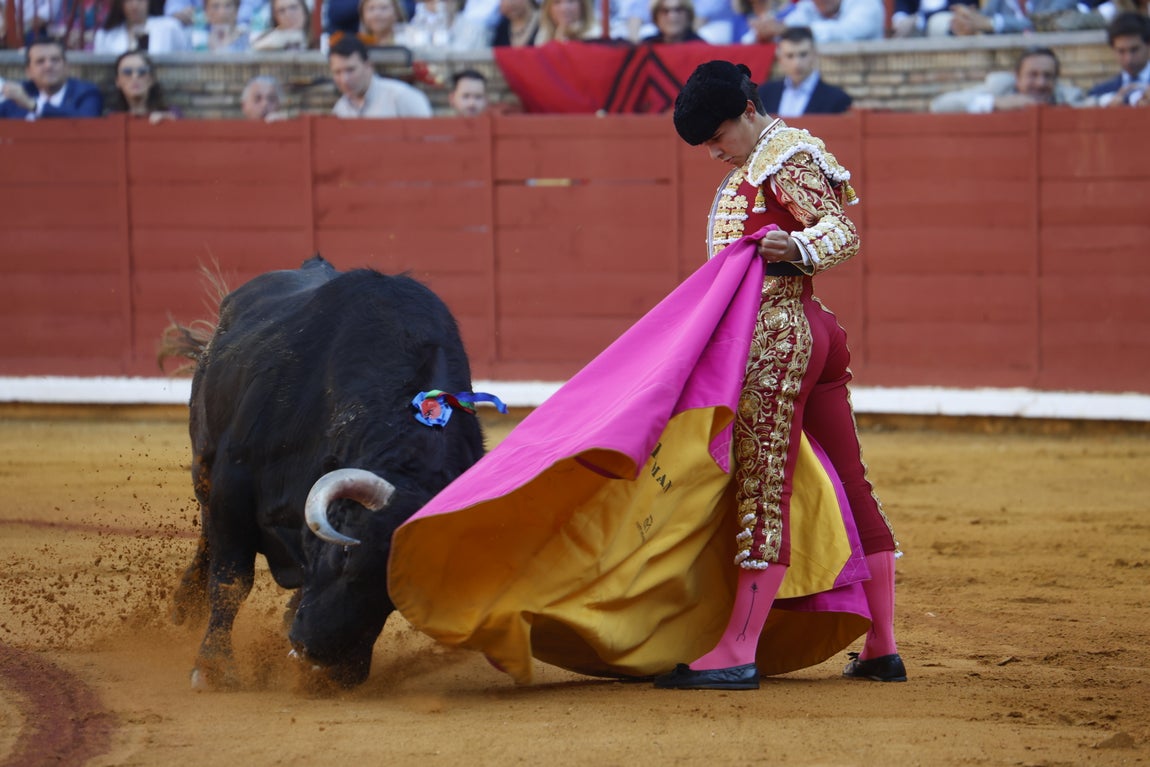 Ambiente de lujo y dos puertas grandes en la corrida de la Feria de Córdoba, en imágenes