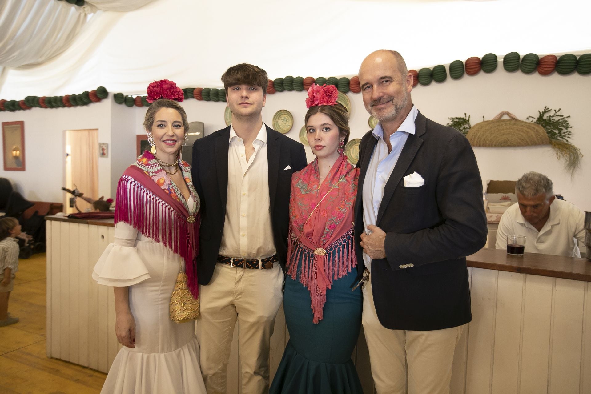 Las casetas bullen el domingo de la Feria de Córdoba, en imágenes