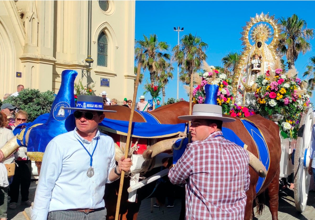 La Virgen de Regla a su salida del santuario