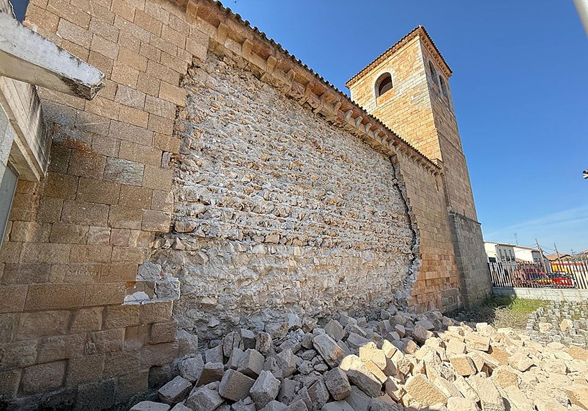 Estado en el que ha quedado el paño norte de la Iglesia tras el derrumbe