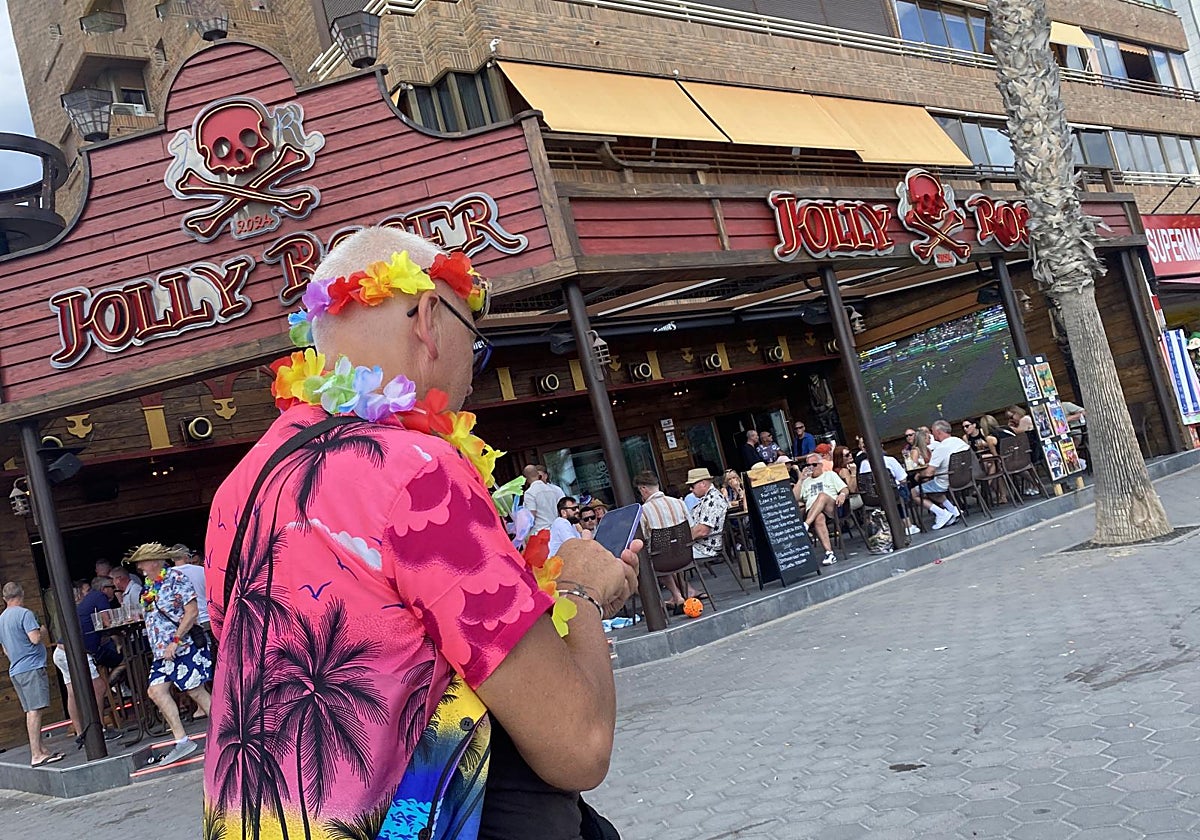 Un turista británico junto a un bar frecuentado por compatriotas suyos en Benidorm