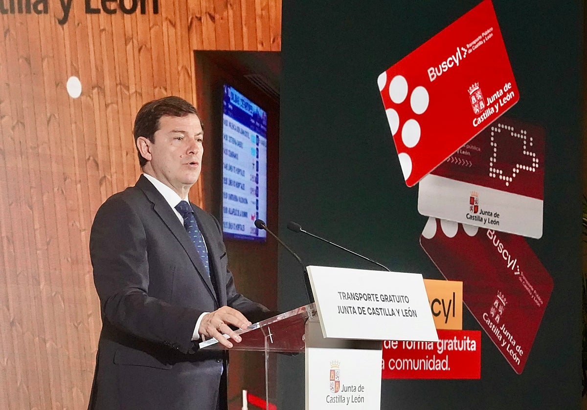 Mañueco, durante la presentación este lunes en León de la nueva tarjeta 'buscyl'