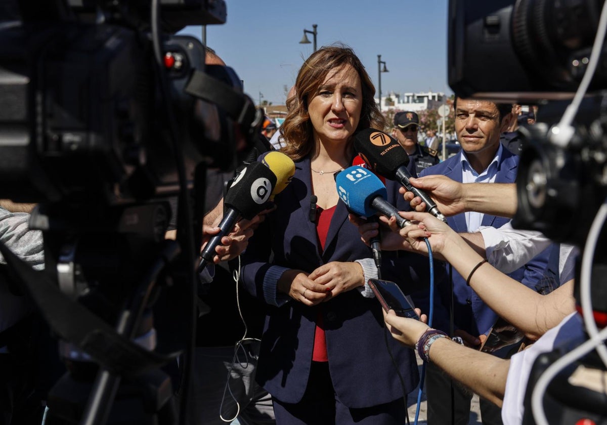 Imagen de la alcaldesa de Valencia, María José Catalá, durante la atención a medios