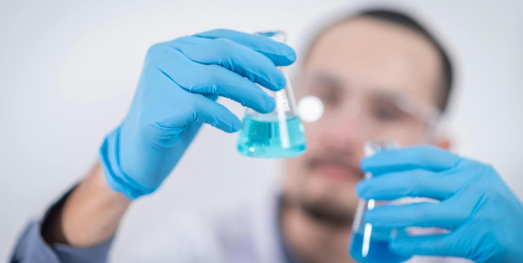 Los perfiles universitarios de medicina y biomedicina, los más demandados por las empresas de Andalucía