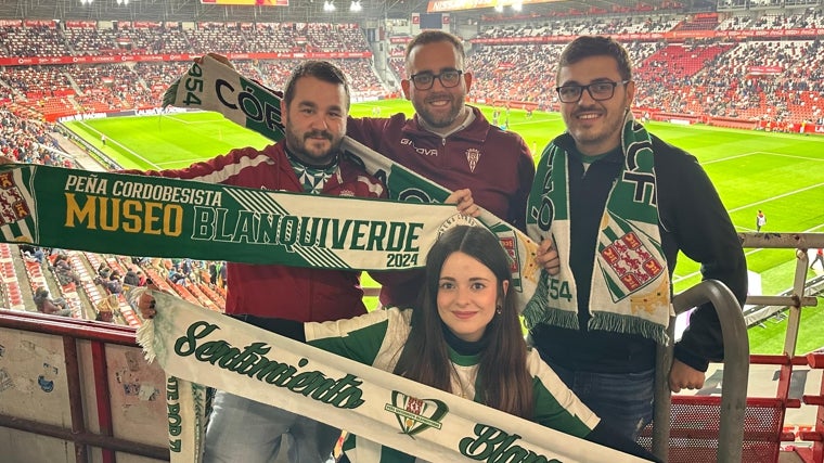 María con más seguidores blanquiverdes en su visita a El Molinón del Sporting