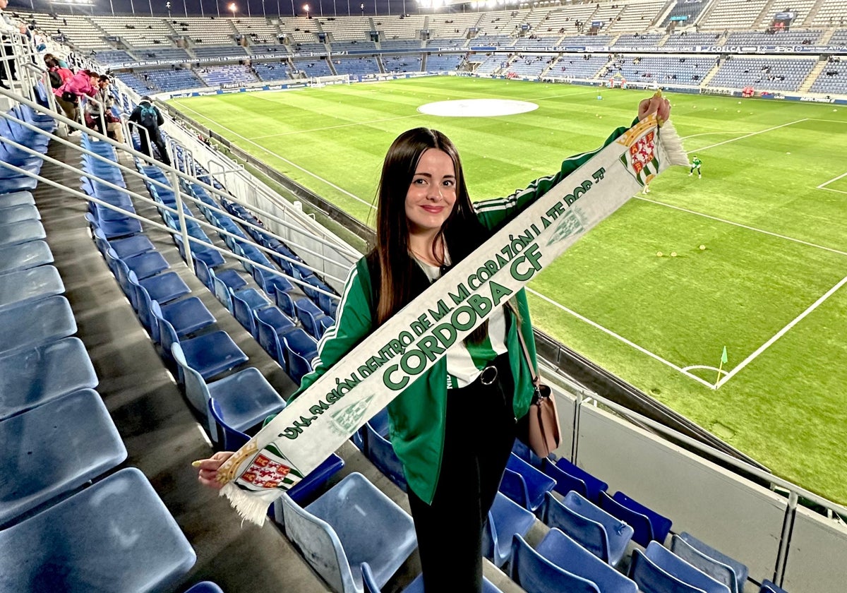 La aficionada blanquiverde María Duque en un partido como visitante