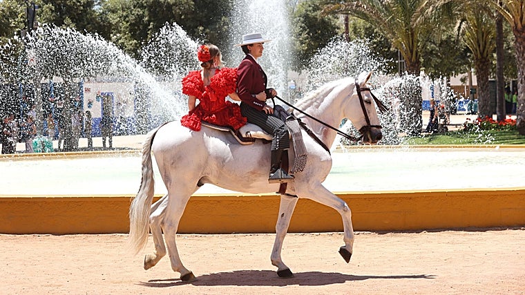 Jóvenes a caballo en la Feria de Córdoba