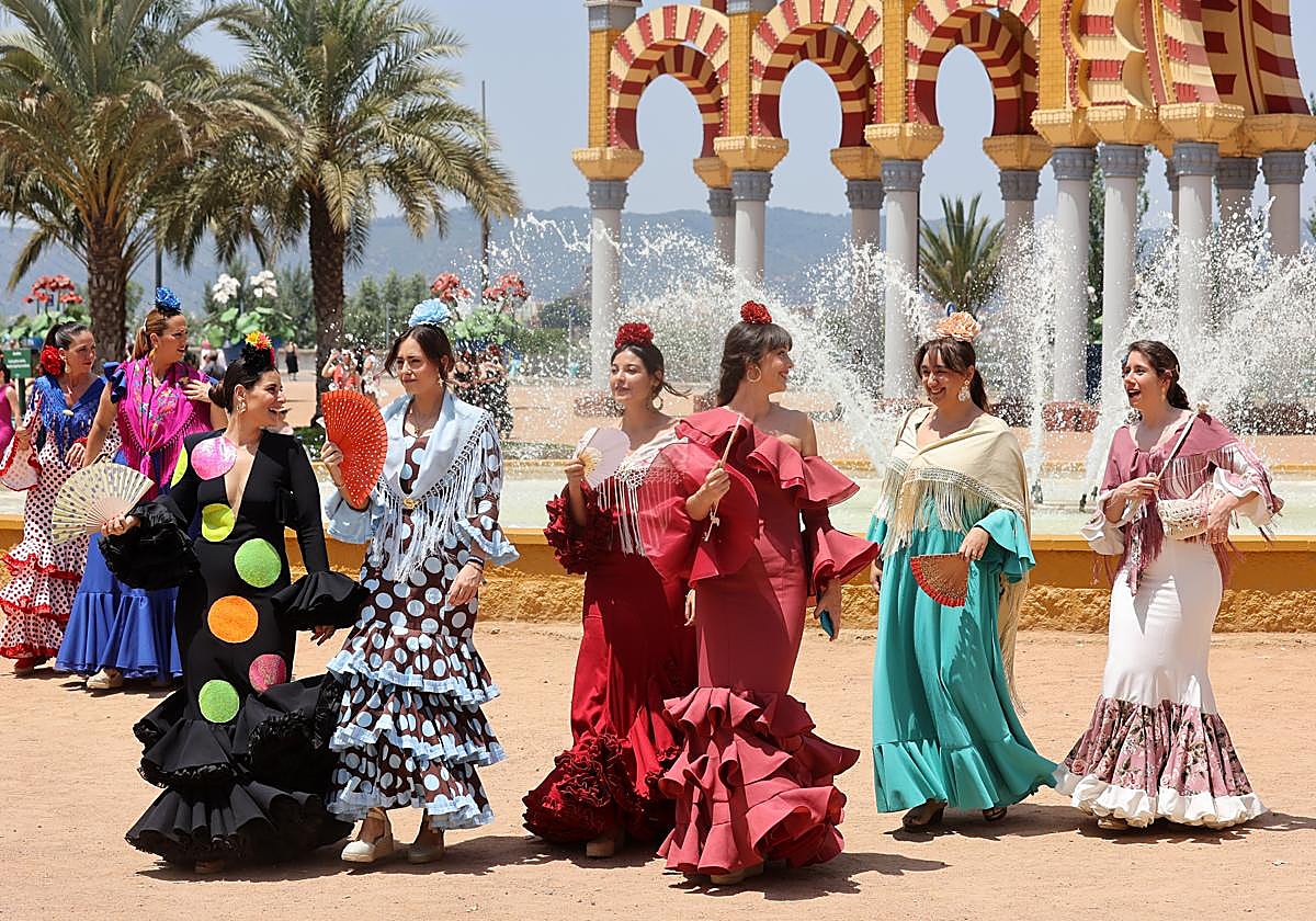 Un grupo de jóvenes entrando al real en el segundo sábado de Feria