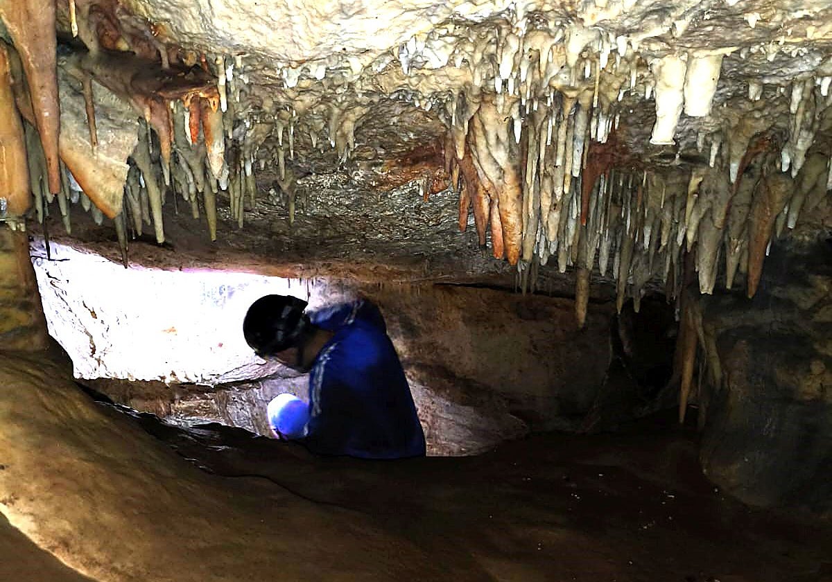 Un espeólogo en una de las dos cavidades de la nueva cueva descubierta en Iznájar