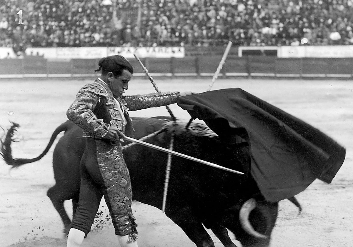 Juan Belmonte toreando