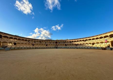 Imagen secundaria 1 - Arriba, el Puente Nuevo de Ronda. Abajo, a la izquierda, la plaza de toros de la Real Maestranza de Caballería de Ronda; a la derecha, los baños árabes.