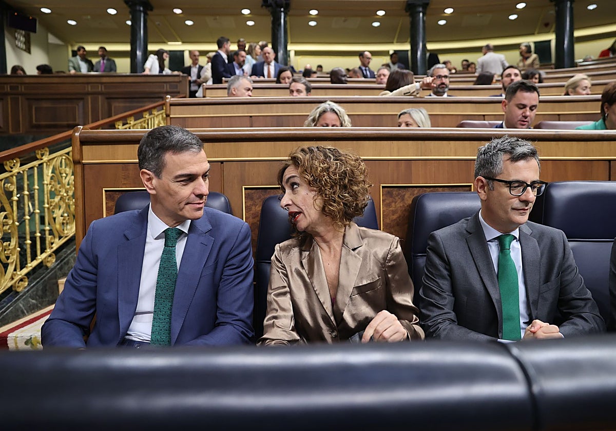 El presidente del Gobierno, Pedro Sánchez, junto a la vicepresidenta María Jesús Montero y el ministro Félix Bolaños