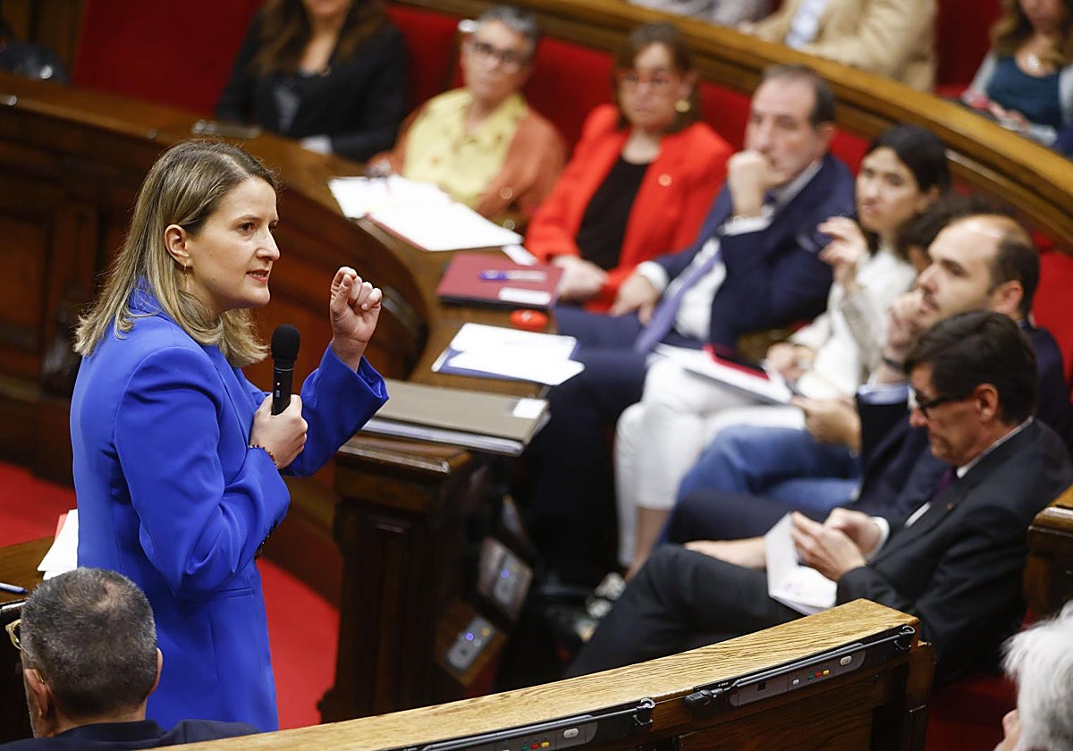 a consellera de Derechos Sociales e Inclusión, Mònica Martínez Bravo, interviene durante la sesión de control al gobierno catalán en el pleno del Parlament