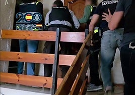 Obligan a mendigar y encierran dos meses en un balcón a un hombre hasta que saldara una deuda falsa en Alicante