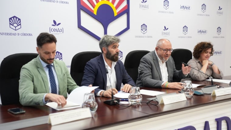 Hidalgo, Dorado, el rector Manuel Torralbo y Paz, este lunes en el Rectorado